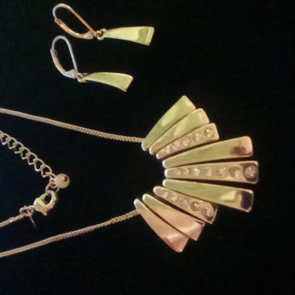 Avon new in box gold tone fan pendant necklace with earrings set.